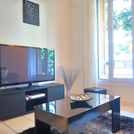 50 M De La Et 60 M Carre Au Centre Nizza